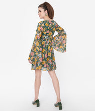 Load image into Gallery viewer, UNIQUE VINTAGE- BELL SLEEVE GREEN FLORAL MOD
